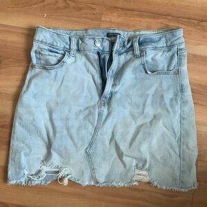 Short light jean skirt